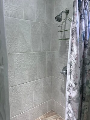 Dusche, Handtücher, Seife, Toilettenpapier
