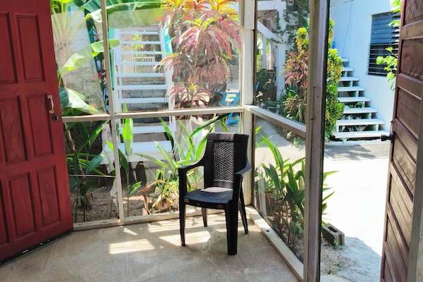 Habitación básica doble, 2 habitaciones, para no fumadores, baño privado | Caja de seguridad en la habitación y wifi gratis