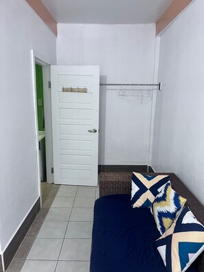 Comfort-Einzelzimmer | Wohnbereich | 22-Zoll-Smart-TV mit Digitalempfang