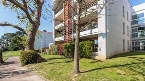 Un bâtiment moderne doté d’un toit plat, de grandes fenêtres et d’un balcon.
