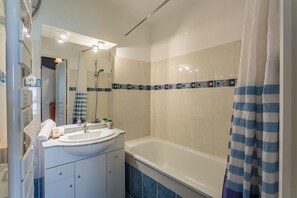 Hair dryer, towels - Appartement Pont Pierre - Welkeys (Bayonne)