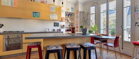 KylskÄp, ugn, diskmaskin och kaffe- och tebryggare