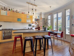 Kühlschrank, Ofen, Geschirrspüler, Wasserkocher mit Kaffee-/Teezubehör