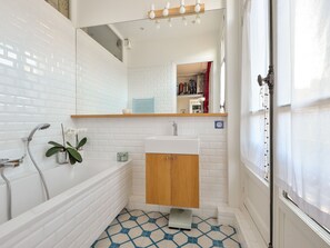 Shower, hair dryer, towels