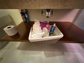 Secadora de cabello, toallas, jabón, shampoo 