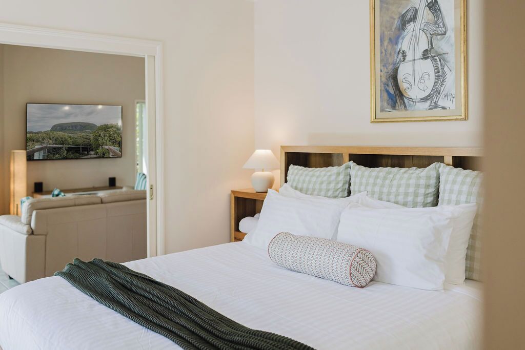 2 bedrooms, desk, iron/ironing board, travel cot