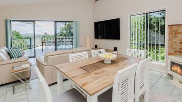 Smart TV, fireplace, stereo