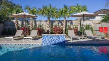 Kolam renang outdoor, dengan payung kolam renang dan kursi berjemur