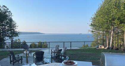 Twins Harbour Cottage on Lake Kagawong, Manitoulin Island.