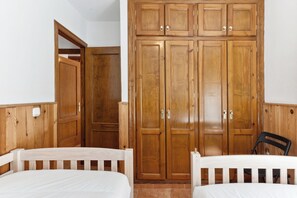 3 bedrooms, iron/ironing board, free WiFi, bed sheets