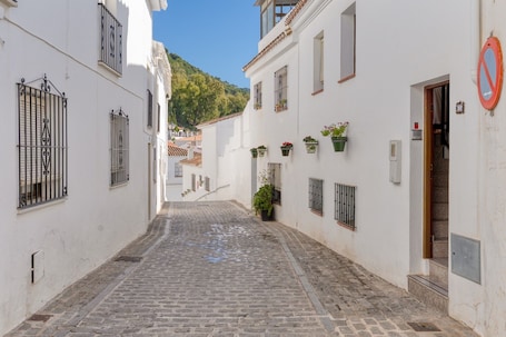 Property grounds. Holiday Home 'Casa Centro' with Sea View, Wi-Fi and Air Conditioning