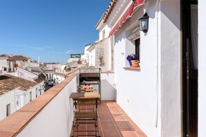 Outdoor dining - Holiday Home 'Casa Centro' with Sea View, Wi-Fi and Air Conditioning (Mijas)