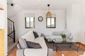 Fernseher, DVD-Player, Stereoanlage