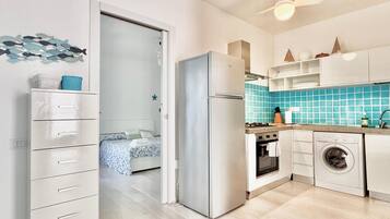 Réfrigérateur, four, plaque de cuisson, chaise haute