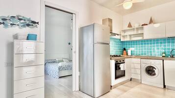 Réfrigérateur, four, plaque de cuisson, chaise haute