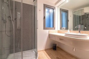 Dusche, Haartrockner, Handtücher