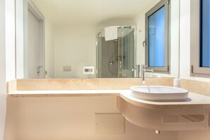 Douche, sèche-cheveux