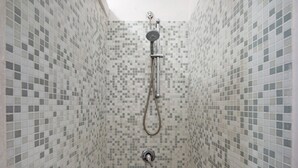 A shower with a handheld showerhead and a wall-mounted faucet. - Room 'Tripla Con Vista Vesuvio' with Mountain View, Wi-Fi and Air Conditioning (Pimonte)
