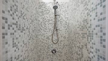 Een douche, een haardroger, handdoeken