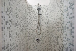 Chuveiro, secador de cabelo, toalhas de banho 