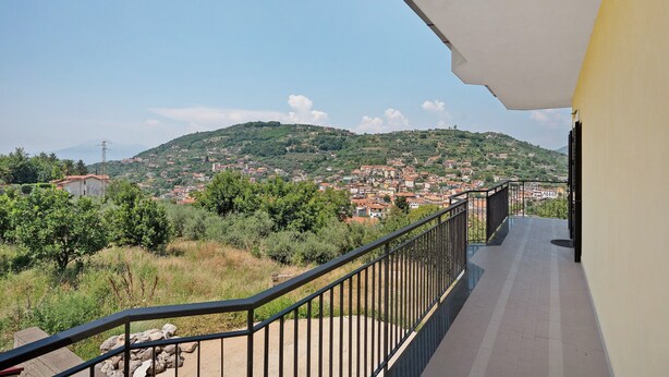 A balcony with a view of a hillside town. - Room 'Tripla Con Vista Vesuvio' with Mountain View, Wi-Fi and Air Conditioning (Pimonte)