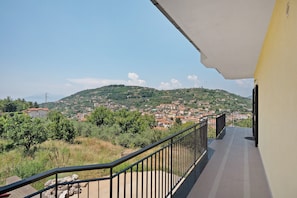 Un balcon donnant sur une ville située sur une colline.
