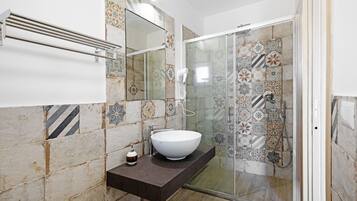 Shower, hair dryer, towels