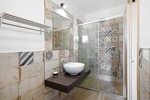 Een douche, een haardroger, handdoeken