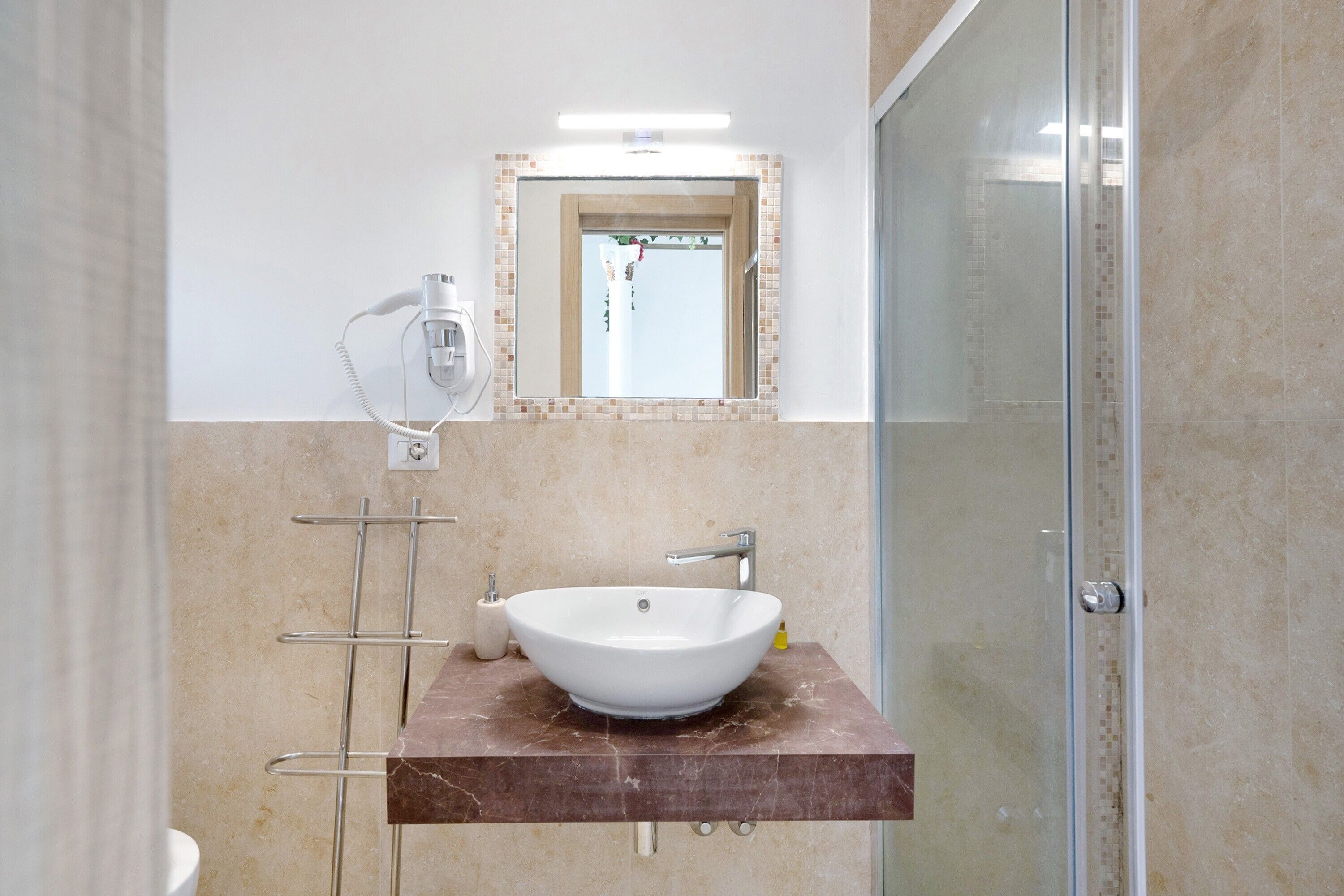 Shower, hair dryer, towels