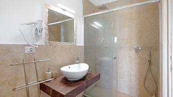 Douche, sèche-cheveux, serviettes fournies
