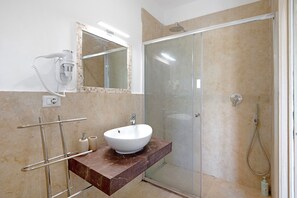 Een douche, een haardroger, handdoeken