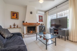 TV, fireplace