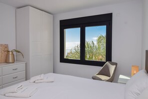 4 bedrooms, iron/ironing board, bed sheets