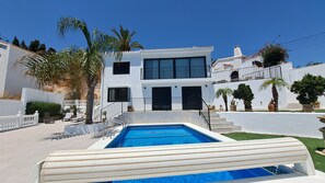 A modern two-story house with a swimming pool in the foreground. - Ref: 281 Stunning villa with private pool (Fuengirola)