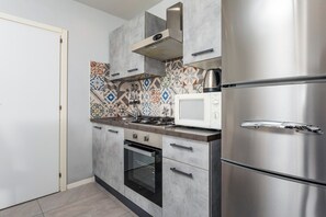 ثلاجة، ميكروويف، فرن، موقد طهي مسطح