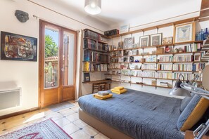 3 bedrooms, iron/ironing board, free WiFi, bed sheets - Holiday Home 'Lina' with Private Terrace, Wi-Fi and Air Conditioning (Villemolaque)