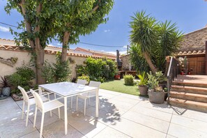 Outdoor dining - Holiday Home 'Lina' with Private Terrace, Wi-Fi and Air Conditioning (Villemolaque)