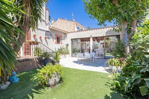 Outdoor dining - Holiday Home 'Lina' with Private Terrace, Wi-Fi and Air Conditioning (Villemolaque)