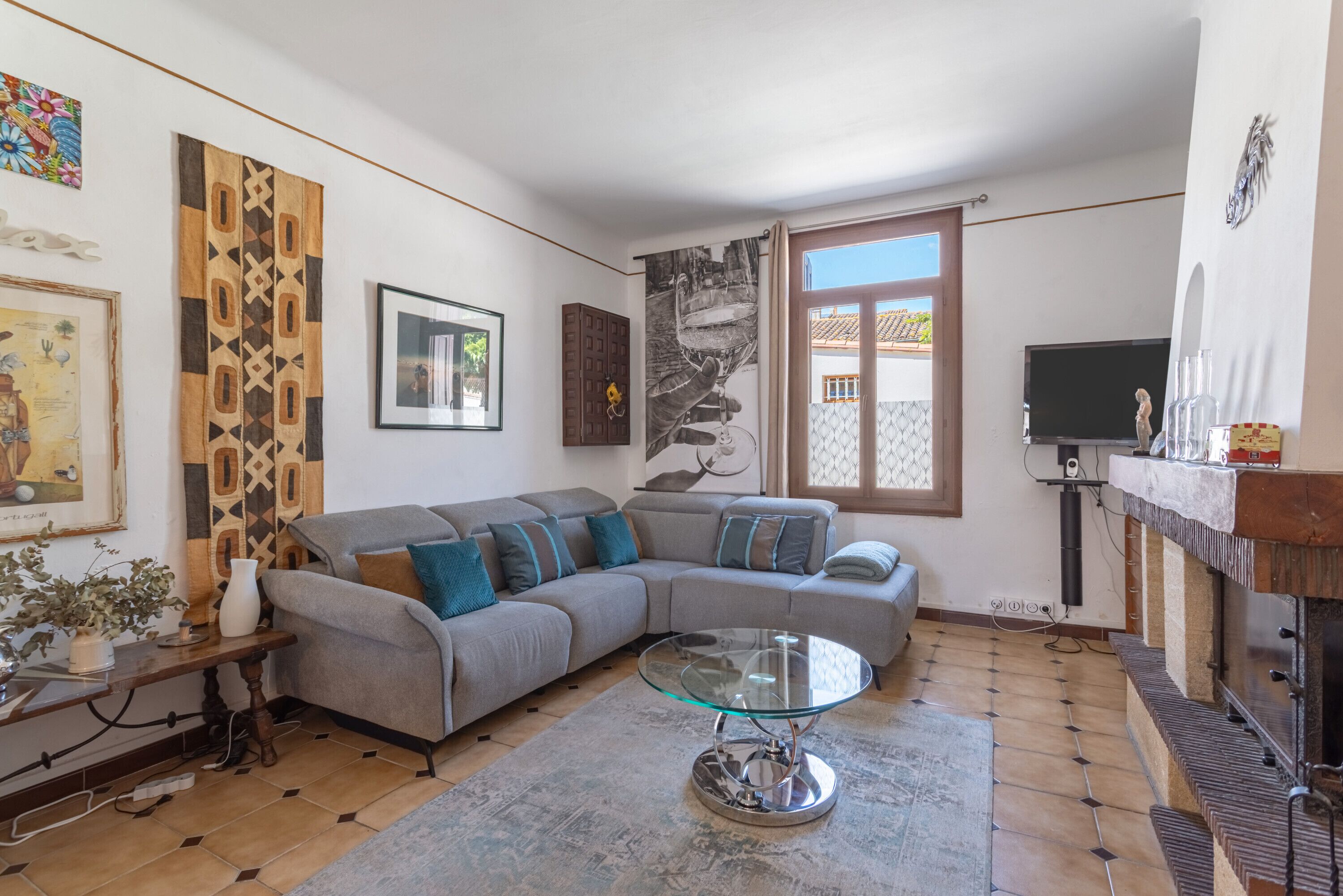 Télévision, cheminée, lecteur de DVD, chaîne hi-fi