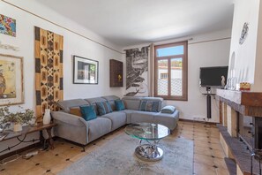 TV, fireplace, DVD player, stereo