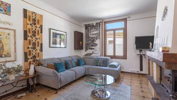TV, fireplace, DVD player, stereo