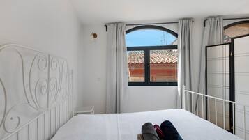 1 slaapkamer, een strijkplank/strijkijzer, gratis wifi, beddengoed