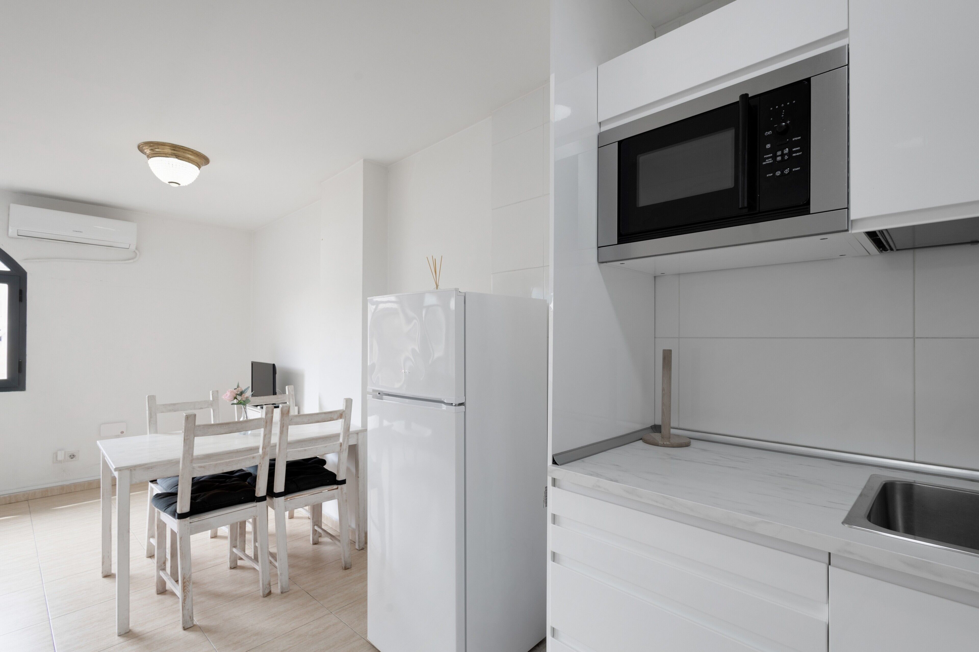 Frigorífico, microondas, horno y placa de cocina