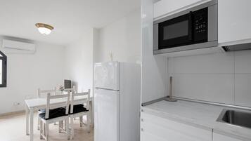 Frigorífico, microondas, horno y placa de cocina