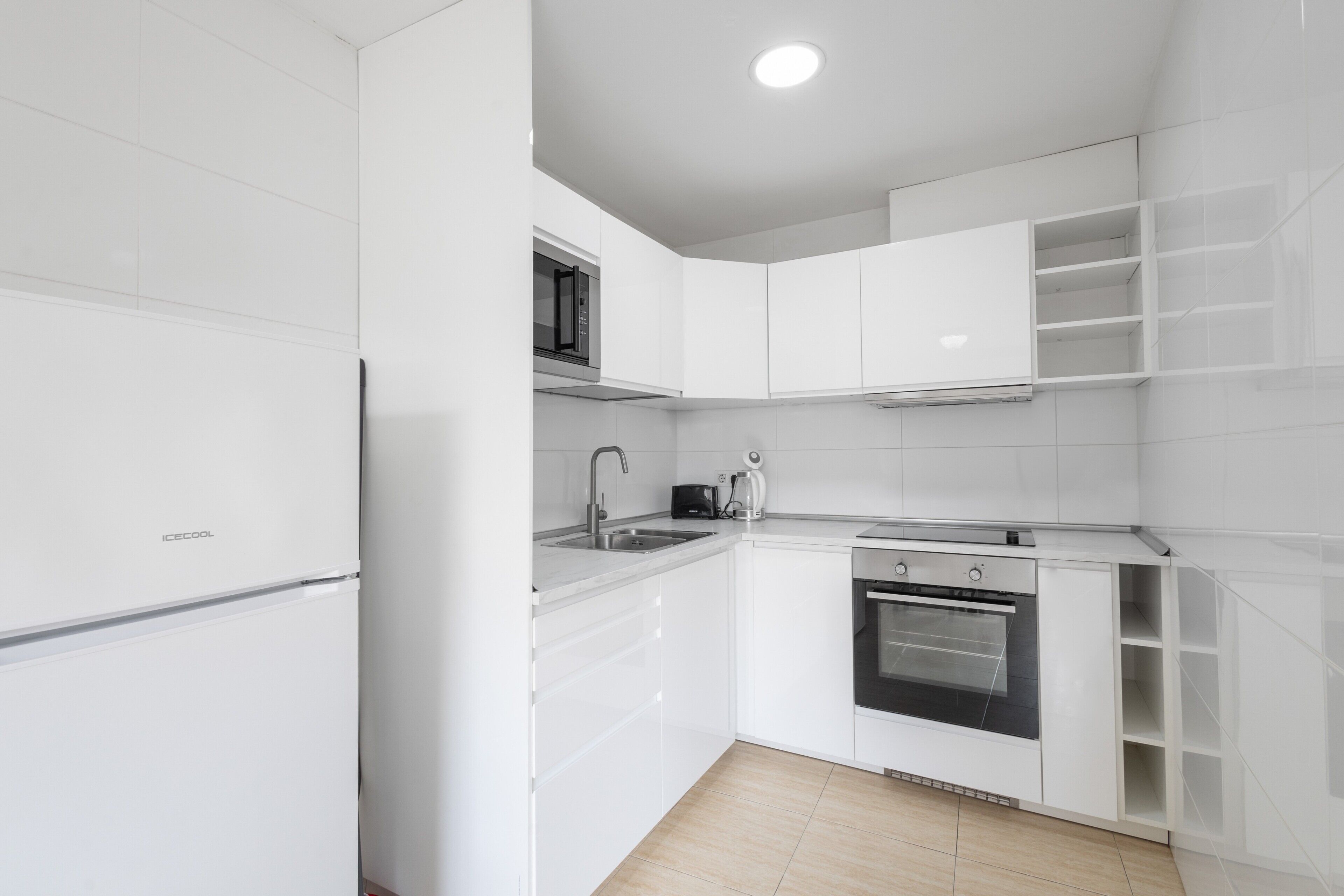 Refrigerador, microondas, horno y parrilla de estufa 