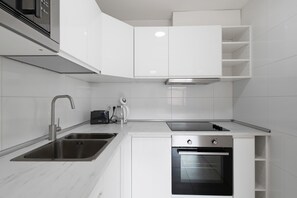 Kjøleskap, mikrobølgeovn, ovn og kokeplater