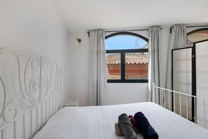1 bedroom, iron/ironing board, free WiFi, bed sheets - Apartment 'Wonderful Center Manresa' with Private Terrace, Wi-Fi and Air Conditioning (Manresa)