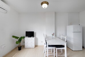 Dining - Apartment 'Wonderful Center Manresa' with Private Terrace, Wi-Fi and Air Conditioning (Manresa)