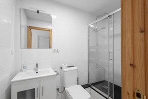 Shower, hair dryer, towels - Apartment 'Wonderful Center Manresa' with Private Terrace, Wi-Fi and Air Conditioning (Manresa)