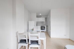 Dining - Apartment 'Wonderful Center Manresa' with Private Terrace, Wi-Fi and Air Conditioning (Manresa)